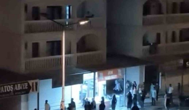 Mardin’de arbedede market önündeki dolabın devrildiği anlar kamerada