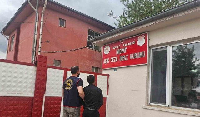 Mardin’de cezaevi firarisi düğün salonunda saz çalarken yakalandı