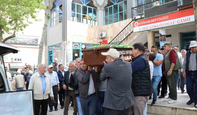 Memleketine dönerken kazada ölen yaşlı adam son yolcuğuna uğurlandı
