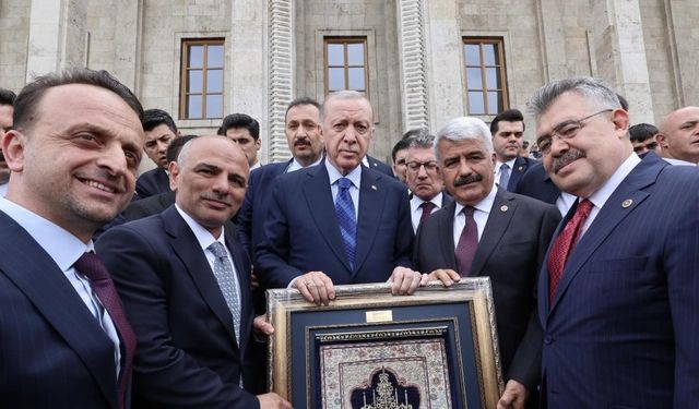 Merkezde üretilen ilk Hereke halısı Cumhurbaşkanı Erdoğan’a hediye edildi