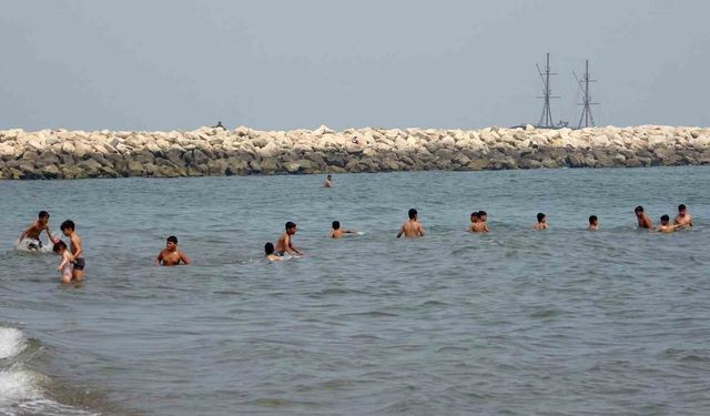 Mersin’de sıcaktan bunalan vatandaşlar denizde serinledi
