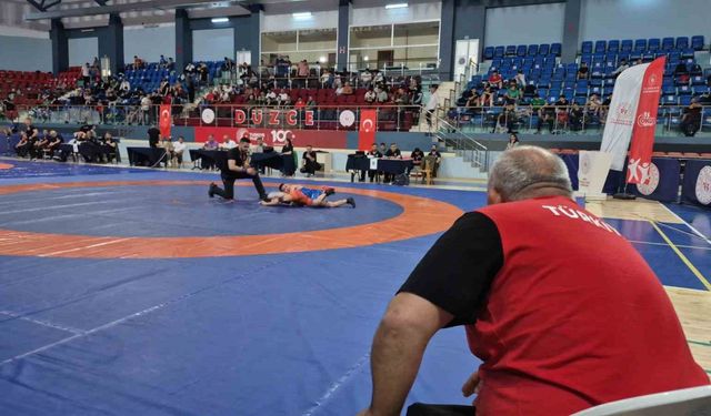 Minik güreşçiler, Türkiye şampiyonu olmak için Düzce’de ter döküyor
