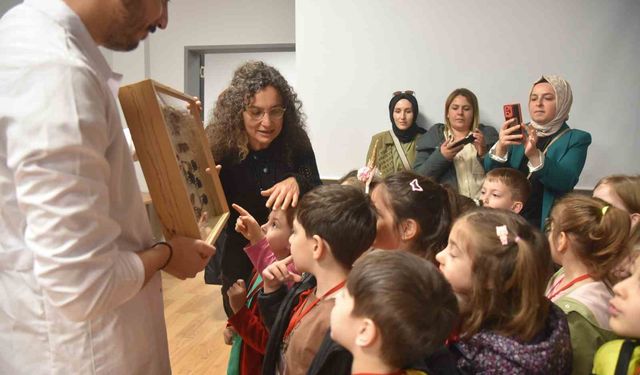 Minik öğrenciler böcekleri dikkatle inceledi