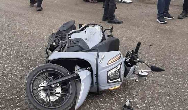 Motosiklet, park halindeki otomobile çarptı: 1 yaralı