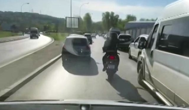 Motosiklet sürücüsü ambulansın yolunu böyle açtı