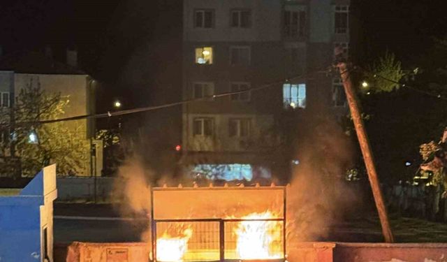 Muratlı Belediyesi’ne ait konteyner alev alev yandı