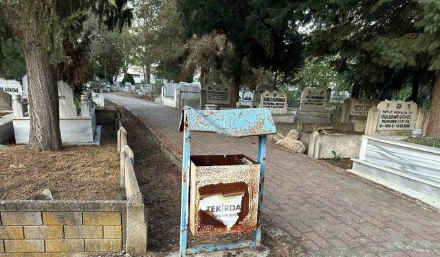 Muratlı Mezarlığı’ndaki çöp kovaları yenilenmeyi bekliyor