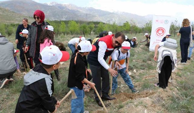 Öğrenciler fidanları toprakla buluşturdu
