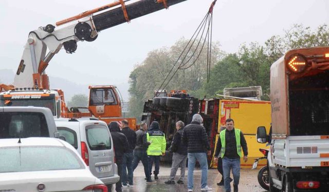 Otobanda tır devrildi, sürücüler kontak kapattı: Kaza anı kamerada