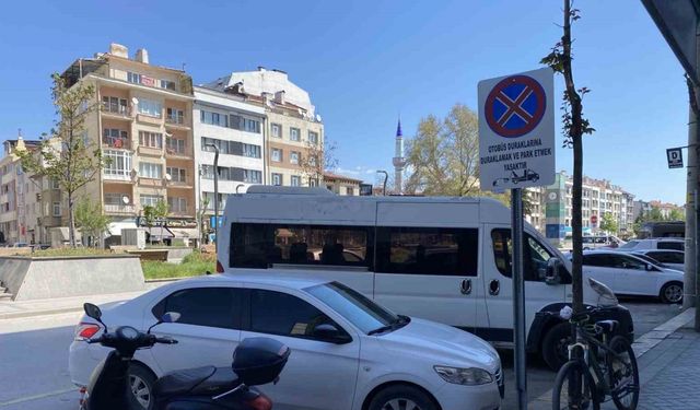 Otobüs duraklarını otoparka çevirdiler