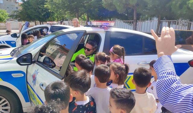 Polis ekipleri Trafik Haftası’nı çocuklarla kuyladı