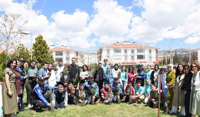 Polislerle öğrenciler fidanları toprakla buluşturdu