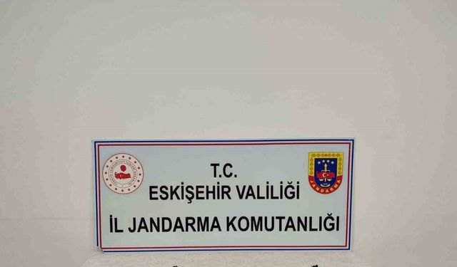 Ruhsatsız tabanca satmaya çalışırken yakalandı