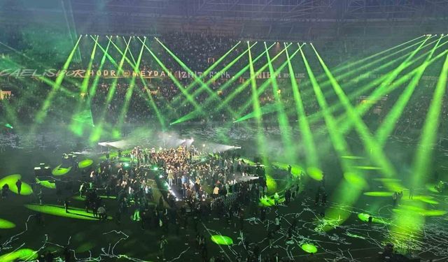Şampiyon Kocaelispor kupasını binlerce taraftarı önünde kaldırdı