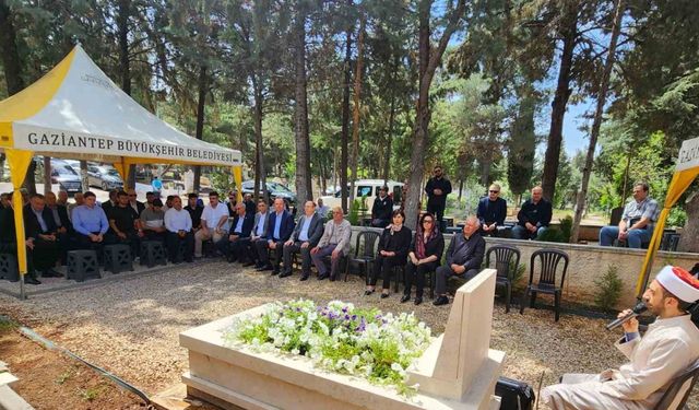Sanayici M. Naci Topçuoğlu, mezarı başında dualarla anıldı