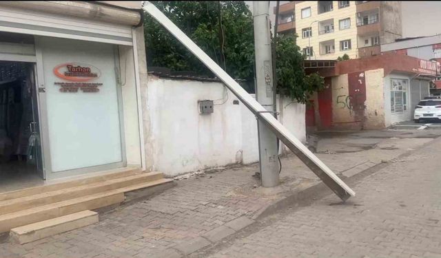 Şanlıurfa’da fırtına sürücülere zor anlar yaşattı