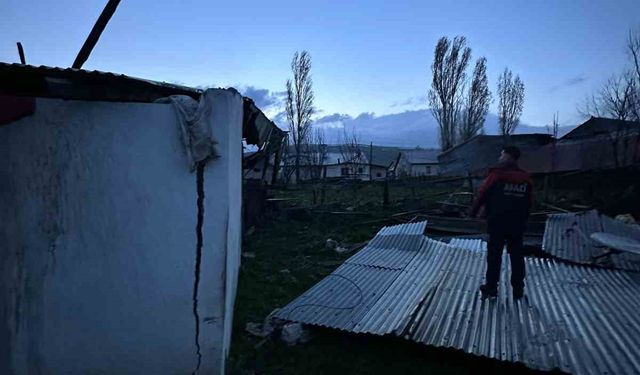 Sarıkamış’ta fırtına okulun ve evlerin çatısını uçurdu