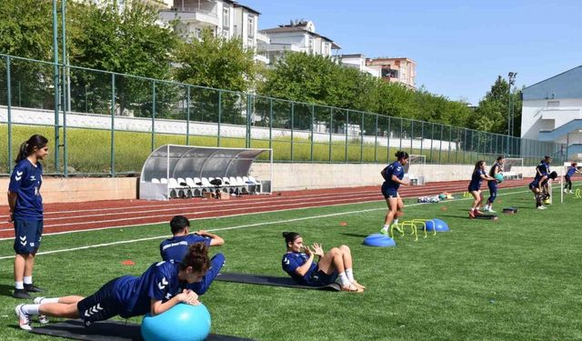 Siverek İdmanyurdu Kadın Futbol Takımı grup şampiyonu oldu