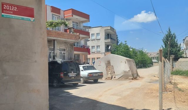 Sokak ortasına kurulan çadır ulaşıma engel oluyor