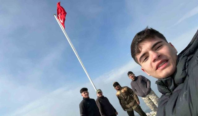 Soma’nın zirvesinde Türk bayrağını dalgalandırdılar