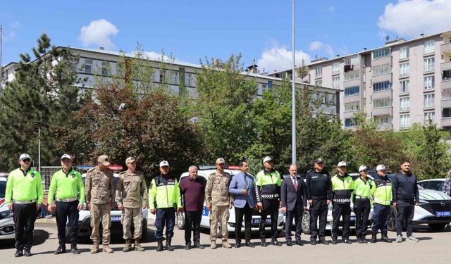 Sürücülere çikolata ve kolonya ikramlı trafik denetimi