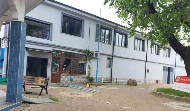 Tabela takarken düşen din görevlisi yaralandı