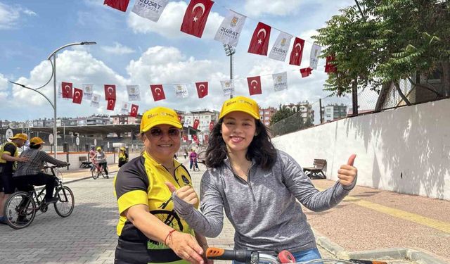 Tarsus’ta kadınlar bisiklet kullanmayı öğreniyor