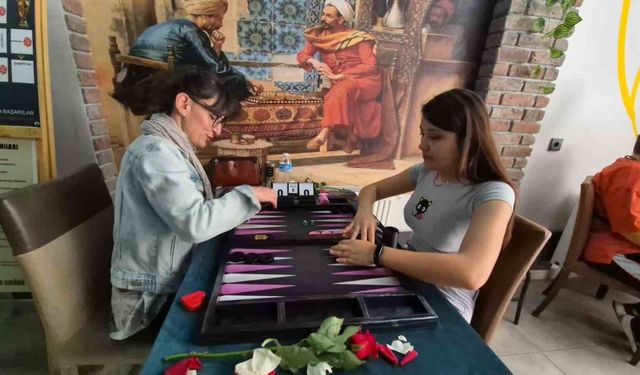 Tavlalar çiçek açtı: 83 kadın kıyasıya mücadele ediyor