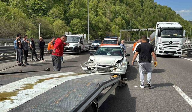TEM’de otomobille oto kurtarıcı çarpıştı: 3 yaralı