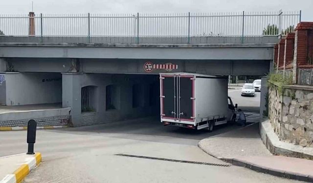 Ticari araç tren yolu alt geçitte sıkıştı