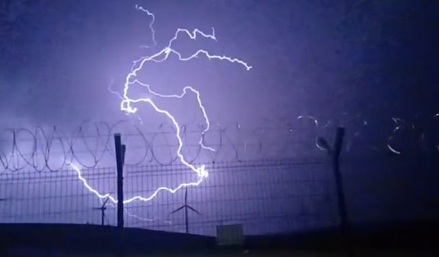 Tokat’ta fırtına nedeniyle ağaçlar devrildi