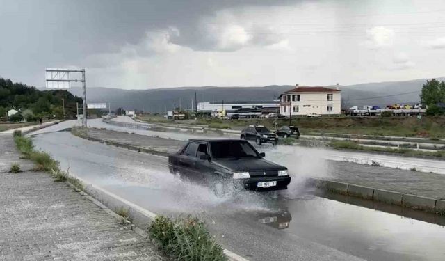 Tosya’da sağanak yağış etkili oldu, yollarda su birikintisi oluştu