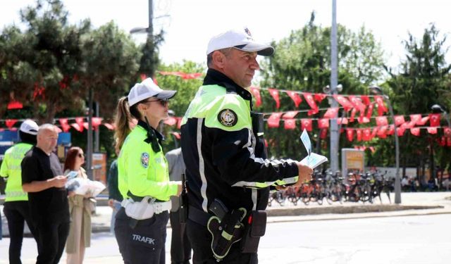 Trafik kuralları için kendisini bilgilendiren polisi tebrik etti: Kuralları ihlal edenlere böyle tepki gösterdi