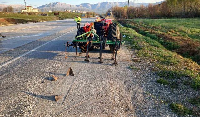 Traktöre arkadan çarpan otomobilde sürücü yaralandı