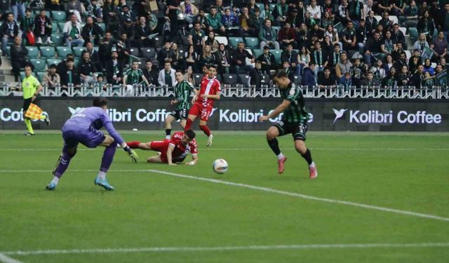 Trendyol 1. Lig: Kocaelispor: 4 - Ankara Keçiörengücü: 1 (İlk yarı)