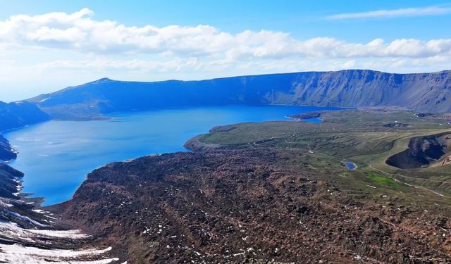 Turizm sezonu açılan Nemrut Kalderası havadan görüntülendi