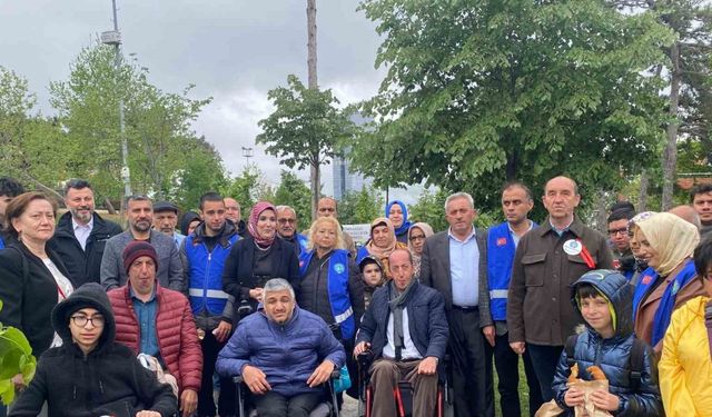 Ümraniye’de engelli vatandaşlar, "Senin de Bir Ağacın Olsun" sloganıyla fidanları toprakla buluşturdu