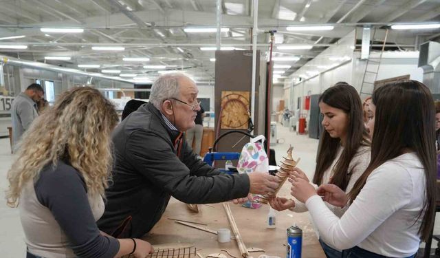 Üniversite öğrencileri zamana yenik düşen ahşap yat maketleri için kolları sıvadı