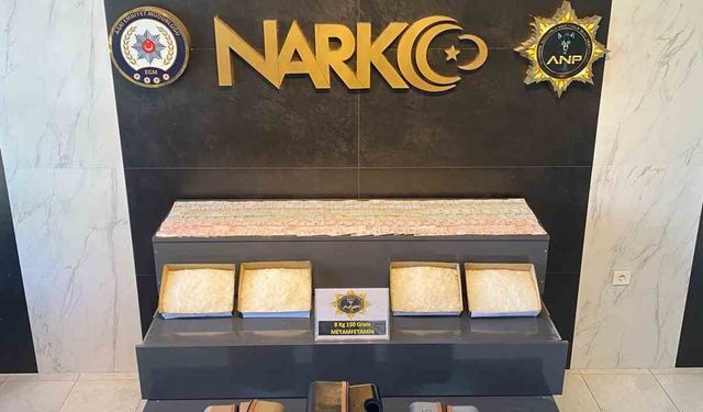 Valiz tabanına zulalanmış 8 kilo metamfetaminle yakalandılar