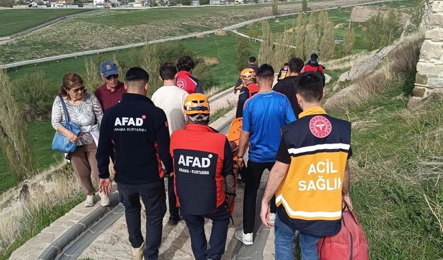 Van Kalesi’nden düşen yaşlı kadın kurtarıldı