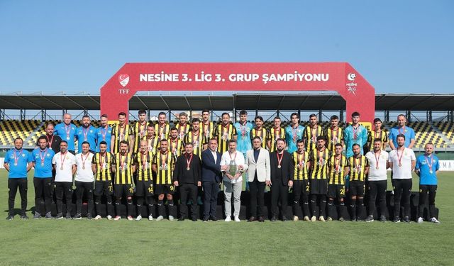 Yenilgisiz şampiyon Aliağa FK, kupayı kaldırdı