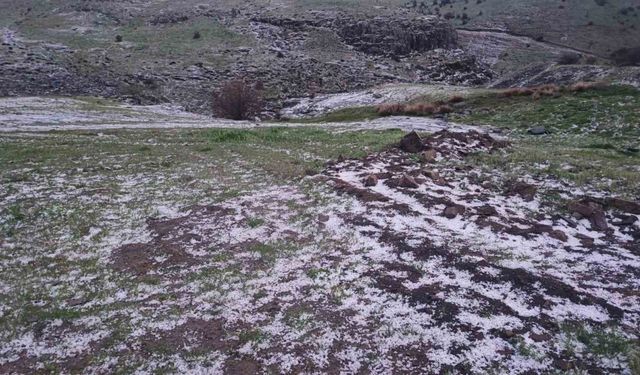 Yozgat’ta dolu yağışı yüksek kesimleri beyaza bürüdü