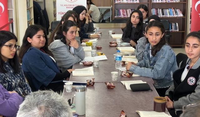 ’Yüksekova Okuyor’ etkinliğinde öğrenciler kitap içeriklerini tartıştı