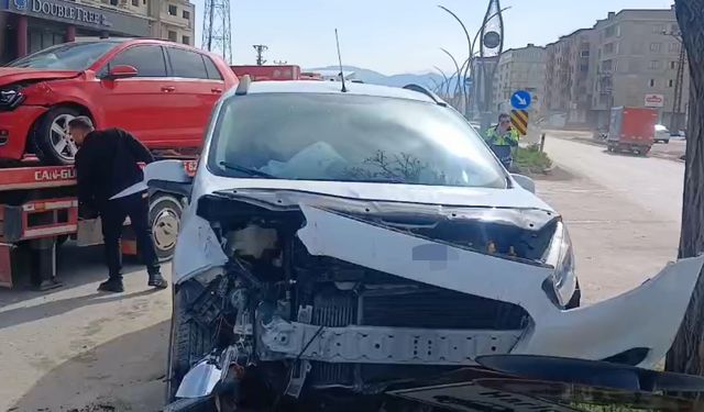 Yüksekova’da otomobille hafif ticari araç çarpıştı: 2 yaralı