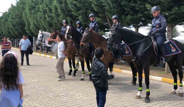 Yunus’un diyarına gelen atlı Jandarmalar, vatandaşların ilgisini topladı