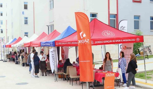 Yurtlarda kalan kız öğrenciler kariyer fuarında firmalarla buluştu