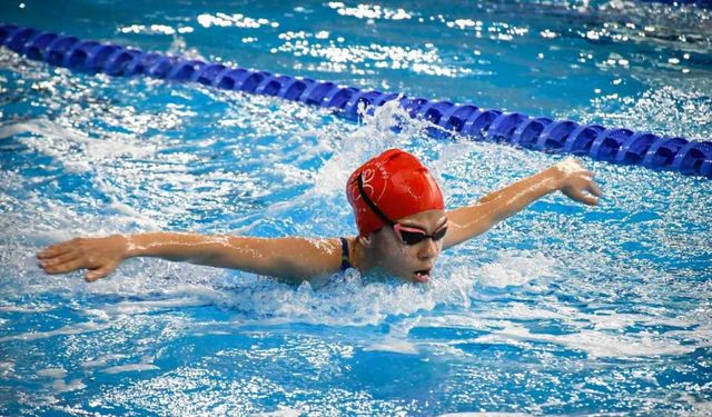 Yüzmede yıldızlar şampiyonluk için kulaç attı