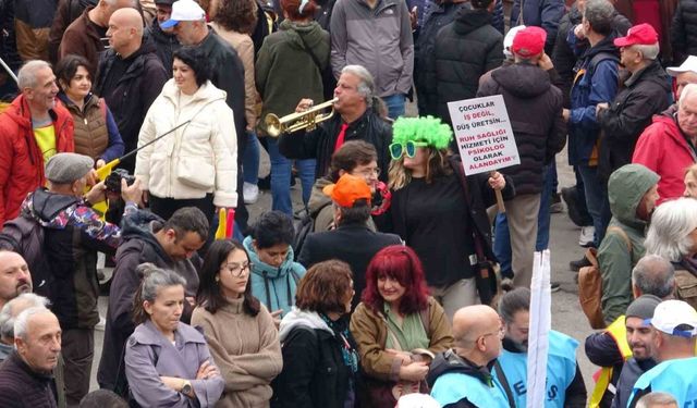 Zonguldak’ta işçiler 1 Mayıs kortejini demir kaynağı yaparken izledi