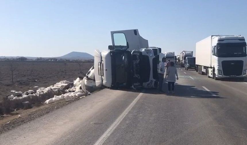 Konya’da devrilen tırın sürücüsü yaralandı