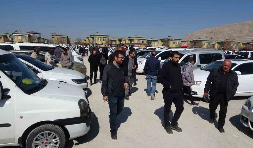 Van’daki açık oto pazarında Ramazan kalabalığı